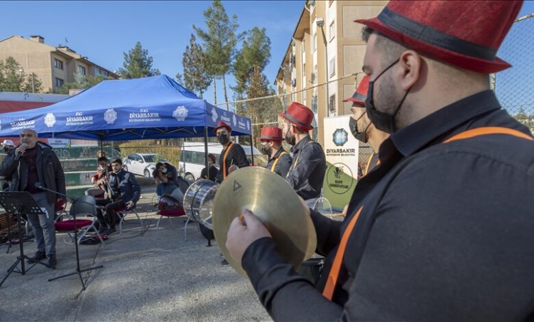 Koncert na otvorenom za građane koji moraju ostati u domovima zbog policijskog sata