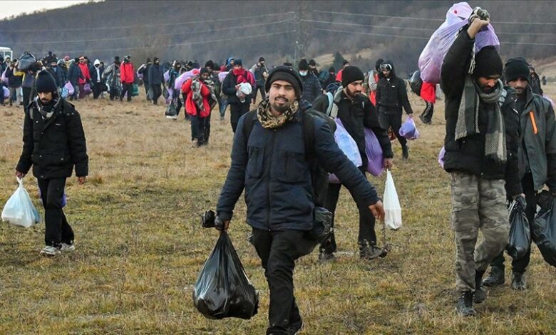 Prazni autobusi napustili "Lipu", migranti vraćeni na lokalitet devastiranog kampa