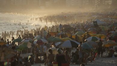 Photo of Brazil: Hiljade ljudi na plaži u Rio de Janeiru traži spas od vrućine