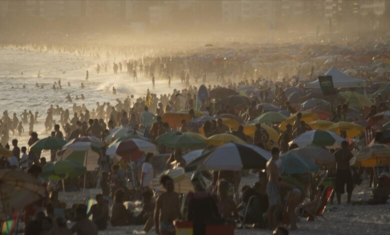 Brazil: Hiljade ljudi na plaži u Rio de Janeiru traži spas od vrućine