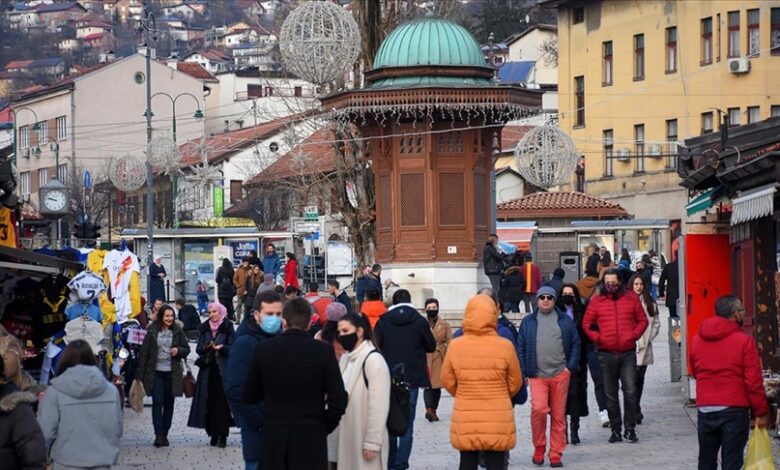 Nova godina u Sarajevu: Mnogo manje ljudi na ulicama nego ranijih godina