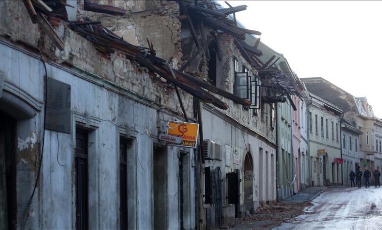 Potres oštetio kasarnu u Petrinji, evakuiraju se smješteni civili