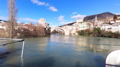 Photo of Neretva divlja u mostarskim naseljima, poplavio i plato ispod Starog mosta