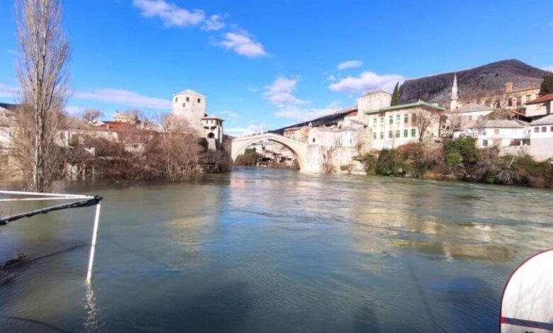 Neretva divlja u mostarskim naseljima, poplavio i plato ispod Starog mosta