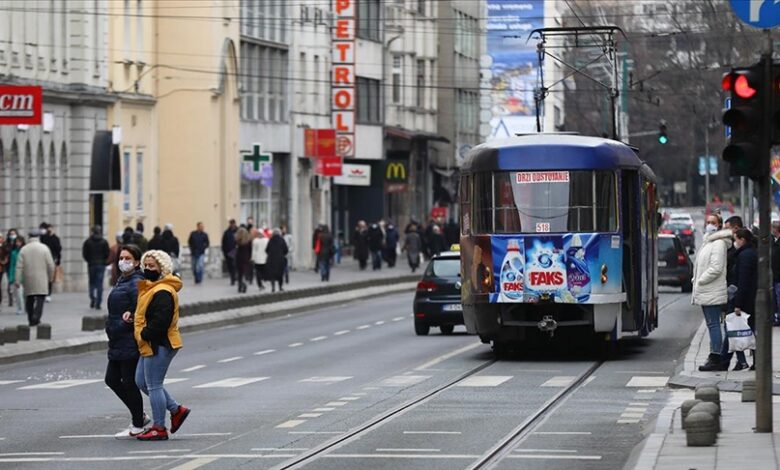 Sarajevo: Građani uglavnom nose maske i poštuju mjere, na ulicama i policijske patrole koje ih na to upozoravaju