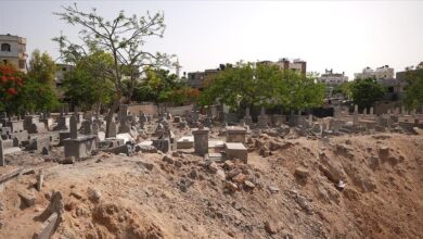 Photo of Palestinci po razorenim mezarjima tragaju za kostima najmilijih