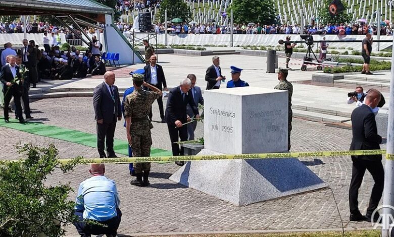 Brojne delegacije položile cvijeće i odale počast žrtvama genocida