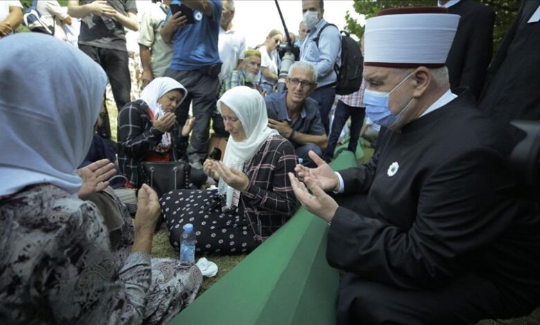 Kavazović obišao tabute žrtava genocida u Srebrenici, dao podršku porodicama