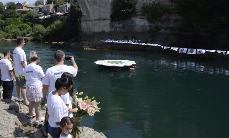 Splav u obliku Cvijeta Srebrenice pušten niz Neretvu