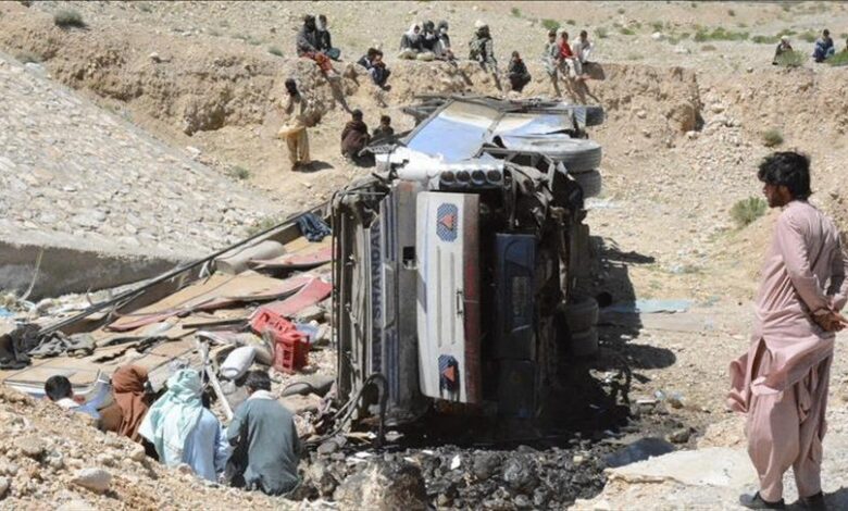 Pakistan: U sudaru autobusa i prikolice poginulo 27 osoba