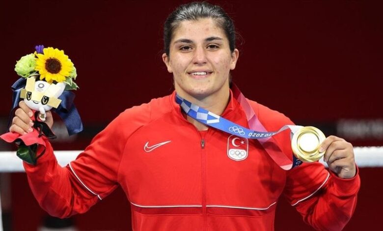 Turska bokserka Surmeneli osvojila zlatnu medalju na Olimpijadi u Tokiju 
 Turska bokserka Surmeneli osvojila zlatnu medalju na Olimpijadi u Tokiju