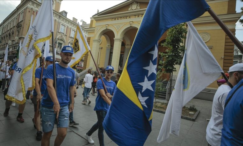 Defile učesnika sa zastavama jedinica Armije i MUP-a RBiH