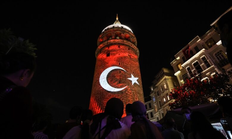 Svjetlosni performans na istanbulskoj Galata kuli