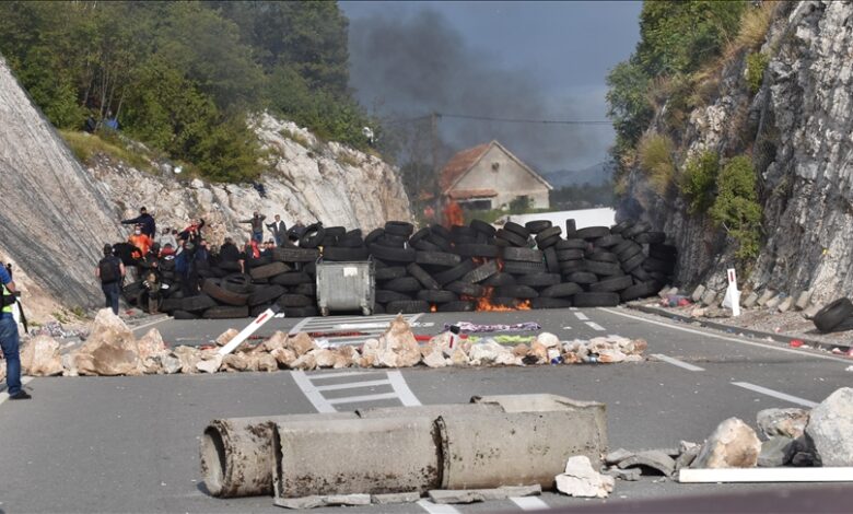 Napeto na Cetinju, kordoni policije krenuli da probijaju blokade 
 Napeto na Cetinju, kordoni policije krenuli da probijaju blokade