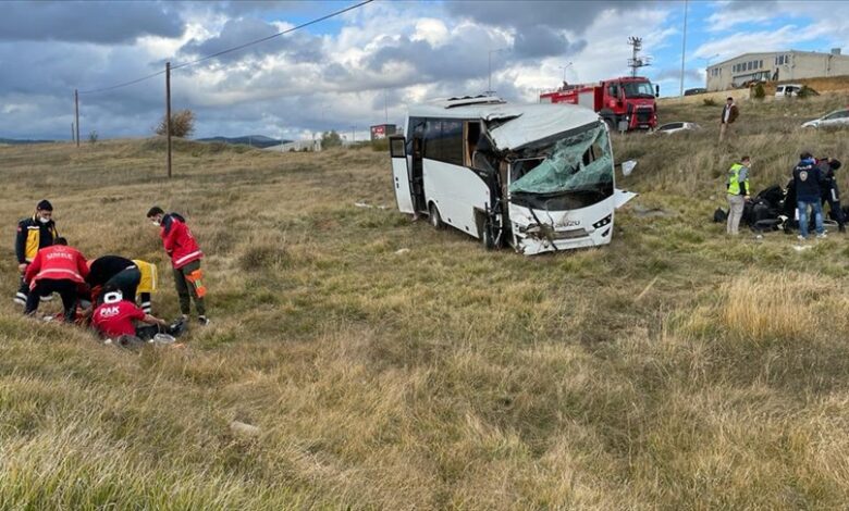 Turska: Prevrnuo se autobus koji je prevozio policiju, 12 povrijeđenih 
 Turska: Prevrnuo se autobus koji je prevozio policiju, 12 povrijeđenih