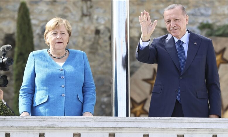 Merkel stigla u Istanbul na sastanak sa Erdoganom 
 Merkel stigla u Istanbul na sastanak sa Erdoganom