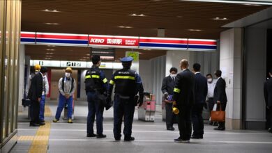 Photo of Tokio: Muškarac nožem napao putnike u vozu i zapalio vagon