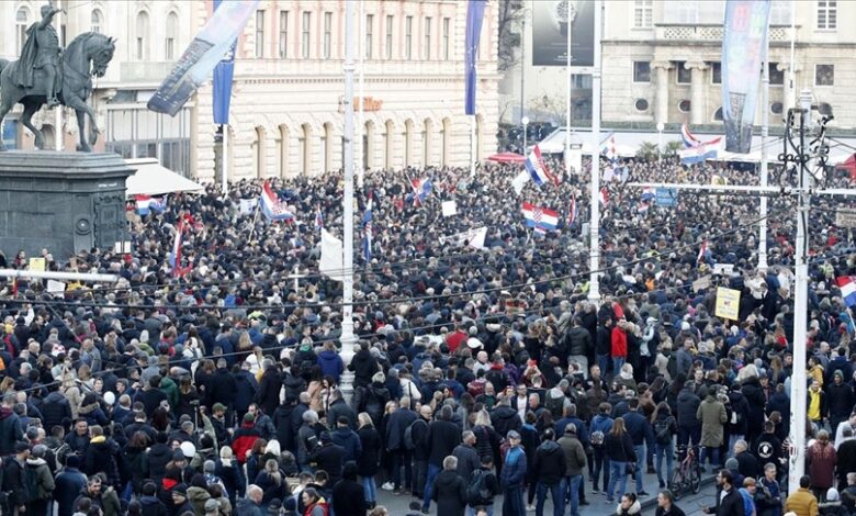 U Zagrebu se okupilo više od 10.000 prosvjednika protiv Covid potvrda i cijepljenja