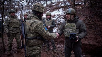 Photo of Ukrajina: Predsjednik Zelenskiy posjetio vojnike u Donbasu