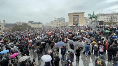 Photo of Protest stotina ljudi zbog novih mjera protiv koronavirusa