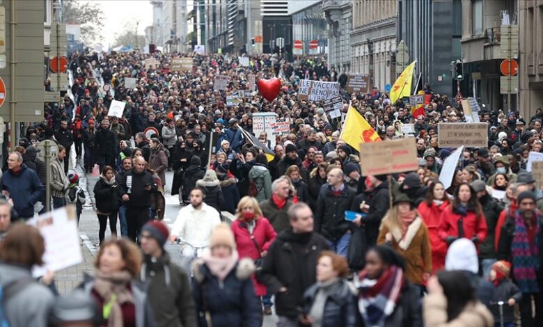 Stotine ljudi marširalo protiv ograničenja COVID-19 u Belgiji