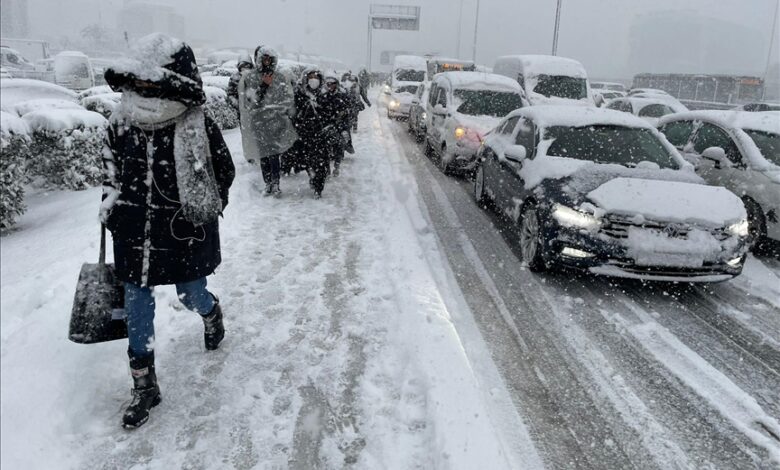 Obilne snježne padavine pogodile Istanbul, otežan saobraćaj i obustavljeni letovi