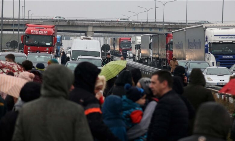 Demonstranti skoro sat blokirali saobraćaj i na auto-putu kod Novog Sada