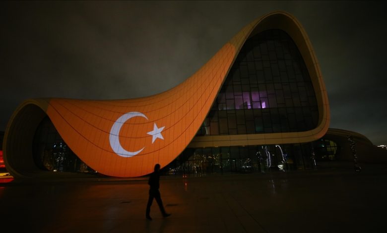 Baku: Centar "Heydar Aliyev" u bojama turske zastave 
 Baku: Centar "Heydar Aliyev" u bojama turske zastave