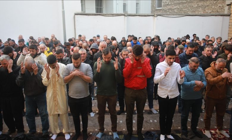 Beograd: Veliki broj vernika klanjao bajram-namaz 
 Beograd: Veliki broj vernika klanjao bajram-namaz