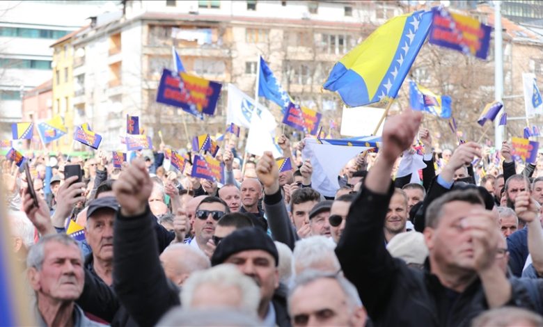 Zakazani protesti ispred Parlamenta FBiH u vrijeme sjednice o potvrđivanju federalne vlade