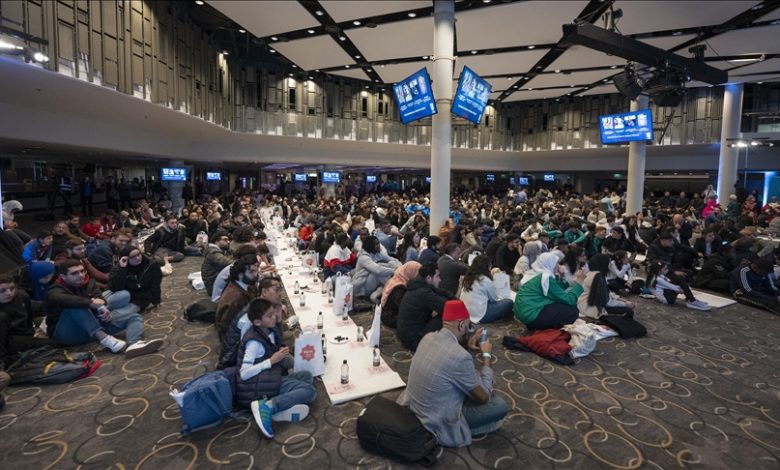 Velika Britanija: Otvoreni iftar održan na stadionu Wembley u Londonu