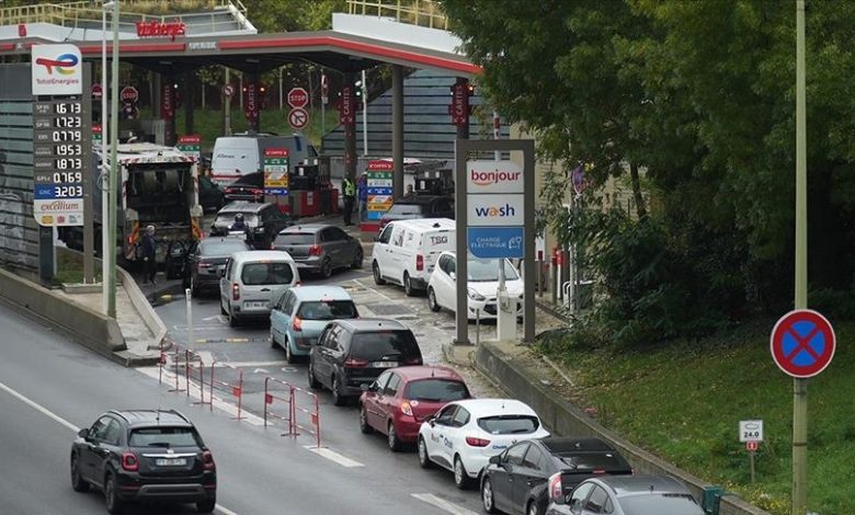 Oko 40 posto benzinskih pumpi u Parizu i okolini suočeno s nestašicom goriva 
 Oko 40 posto benzinskih pumpi u Parizu i okolini suočeno s nestašicom goriva