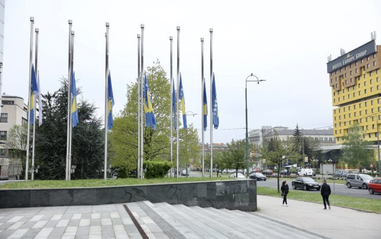 Zastave na institucijama BiH spuštene na pola koplja