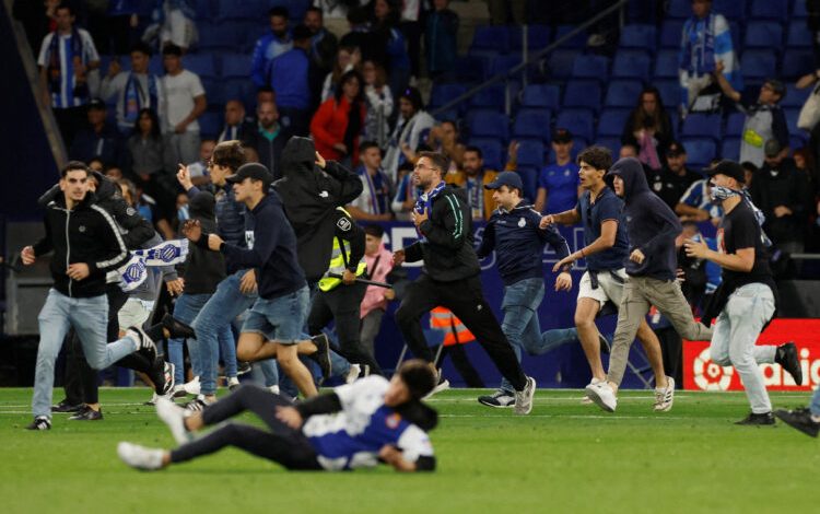 Igrači Barcelone panično bježali, navijači Espanjola željeli da provale u tunel