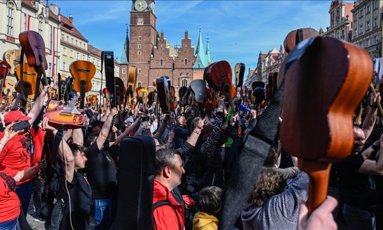 Skoro osam hiljada gitarista u Poljskoj u pokušaju obaranja Guinnessovog rekorda