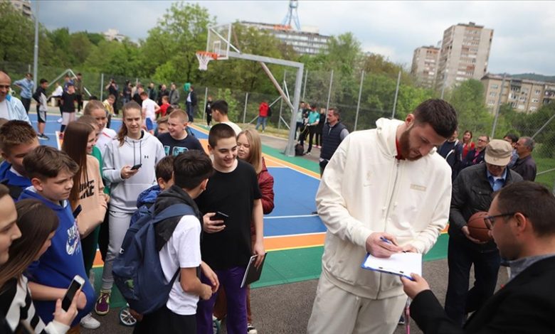 Jusuf Nurkić mladima Tuzle poklonio košarkaško igralište