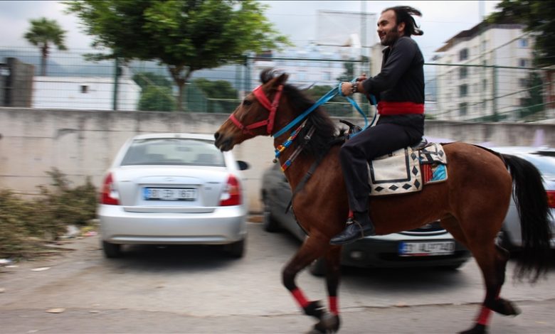 Hatay: Turčin na glasačko mjesto došao na konju 
 Hatay: Turčin na glasačko mjesto došao na konju