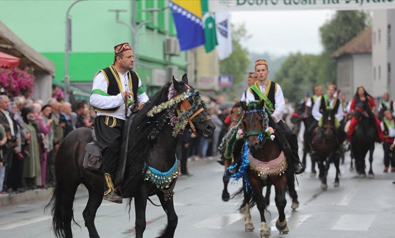 Građani aplauzom ispratili defile konjanika i orkestar "Mehter" kroz Donji Vakuf