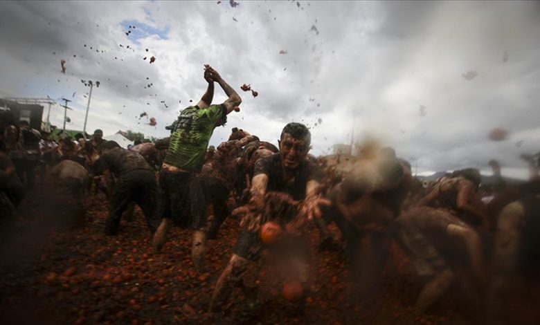 Na "La Tomatina" festivalu u Kolumbiji gađali se s 35 tona paradajza