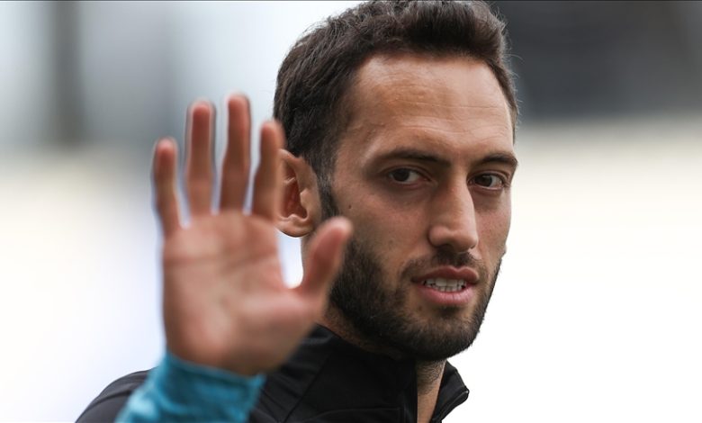 Calhanoglu obnovio ugovor s Interom do 2027. godine 
 Calhanoglu obnovio ugovor s Interom do 2027. godine