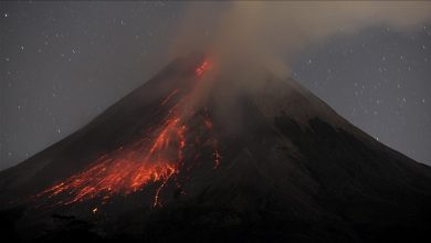 Photo of Aktivni vulkan Merapi izbacuje lavu u Indoneziji