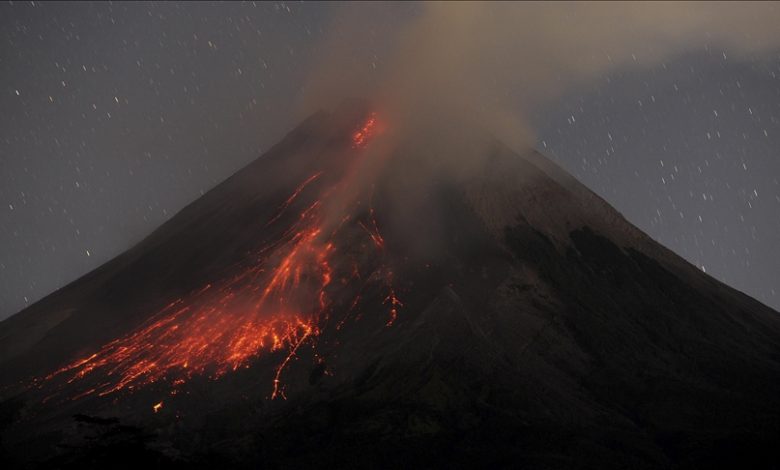 Aktivni vulkan Merapi izbacuje lavu u Indoneziji