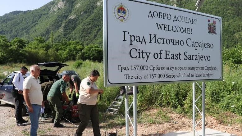 BiH: Uklonjena tabla "Grad 157.000 Srba koji su morali napustiti Sarajevo" s područja KS-a