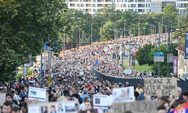 Završen deveti protest "Srbija protiv nasilja", vlasnik TV Pink zgradu sakrio zastavom Srbije