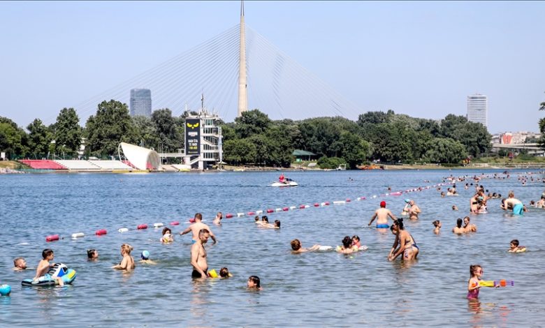 Visoke temperature u Srbiji: Mnogobrojni kupači na Adi Ciganliji u Beogradu i Štrandu u Novom Sadu