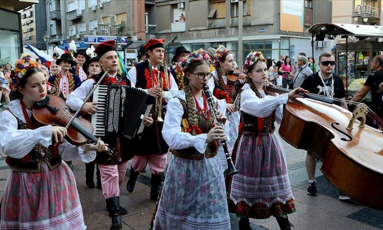 Defileom otvoren Međunarodni studentski festival folklora