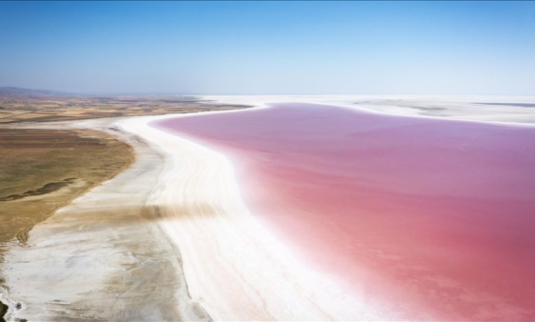 Turkiye: Slano jezero oduševljava posjetioce promjenom boje