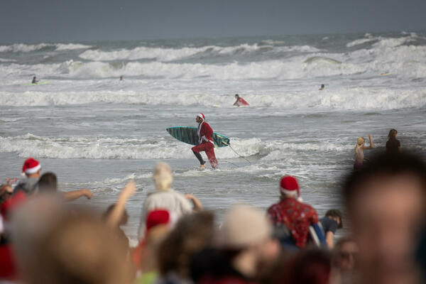 Surfovanje Djeda Mraza" u Floridi: "Hladnih" 20 stepeni, plaža, kokteli...