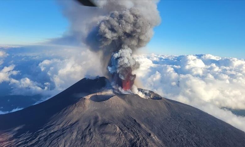 Vulkan Etna u Italiji ponovo izbacuje pepeo i lavu