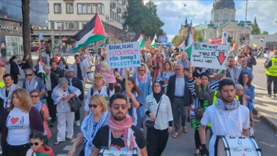 Photo of Stotine ljudi na protestu podrške Palestincima u centru Stockholma